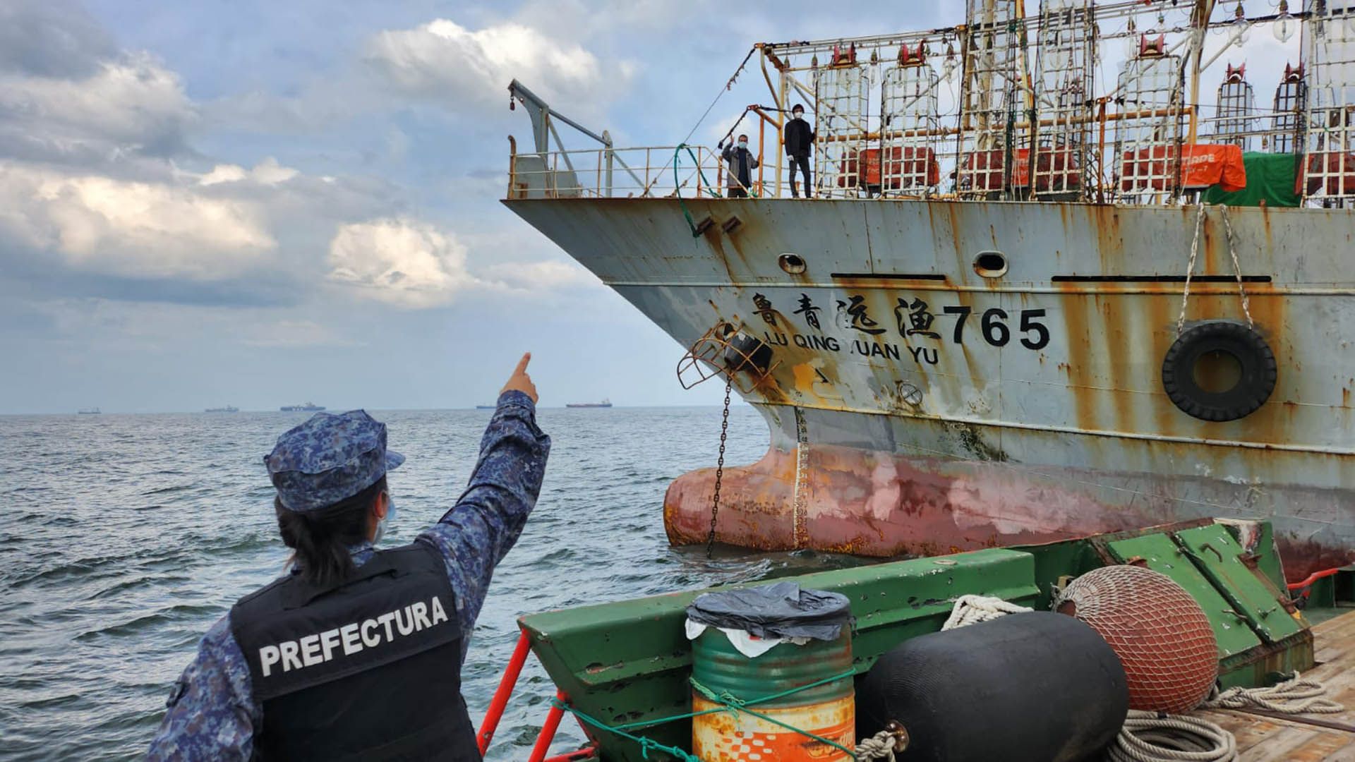 Los pesqueros chinos llegan a las costas Sudamericanas cada año