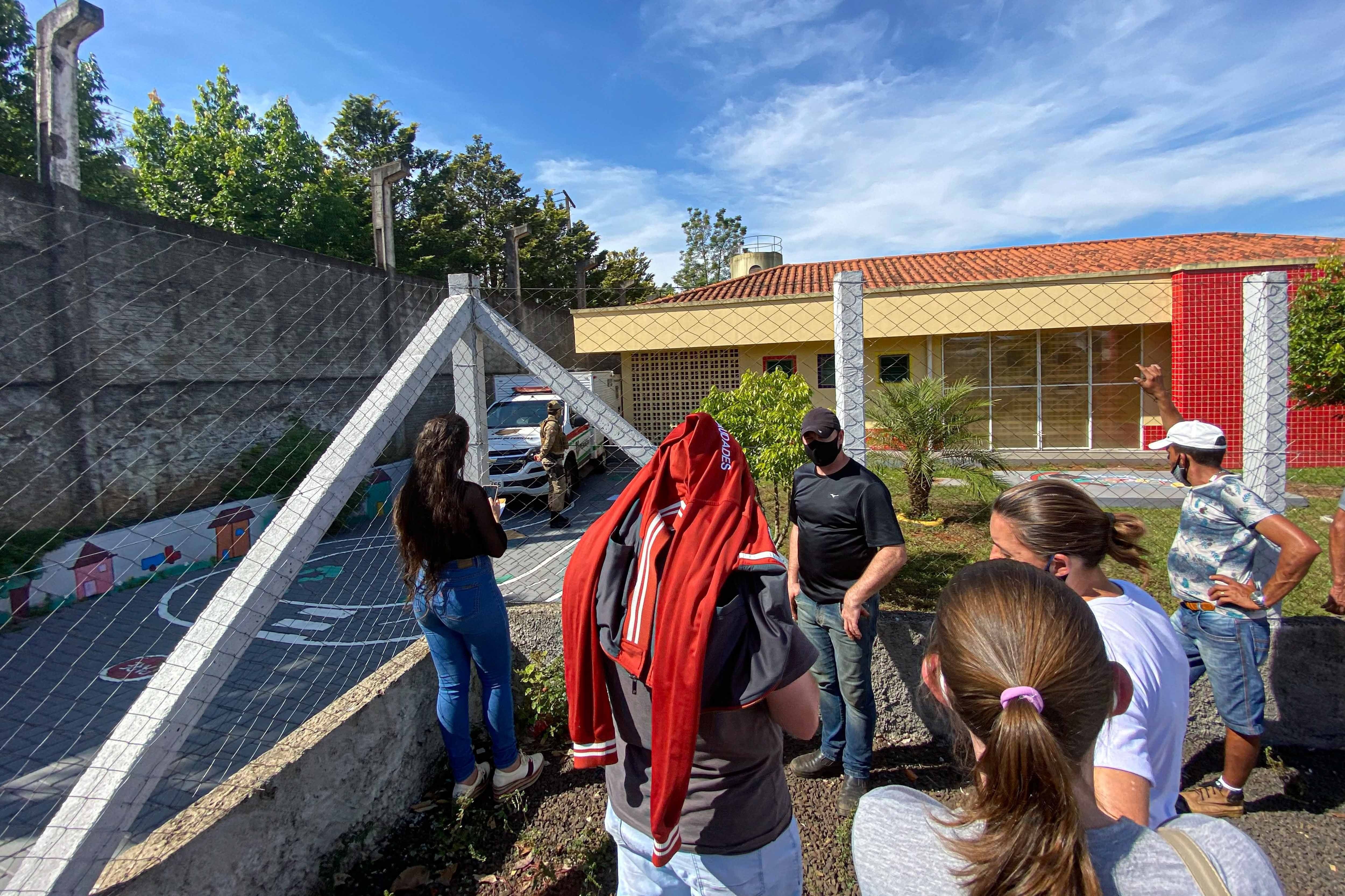 Foto de archivo: Un grupo de personas espera afuera de una guardería donde tres niños y dos docentes fueron asesinados por un adolescente en Saudade, Brasil, el 4 de mayo de 2021 (EFE/iShoot/William Ricardo)
