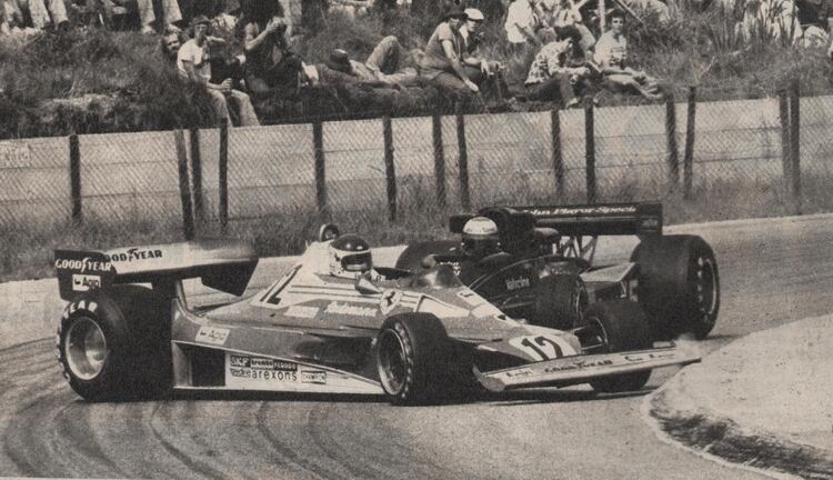 Carlos Reutemann de costado, ras el toque de Mario Andretti (Lotus) en Sudáfrica en 1977. Logró cinco triunfos con Ferrari (Archivo CORSA)