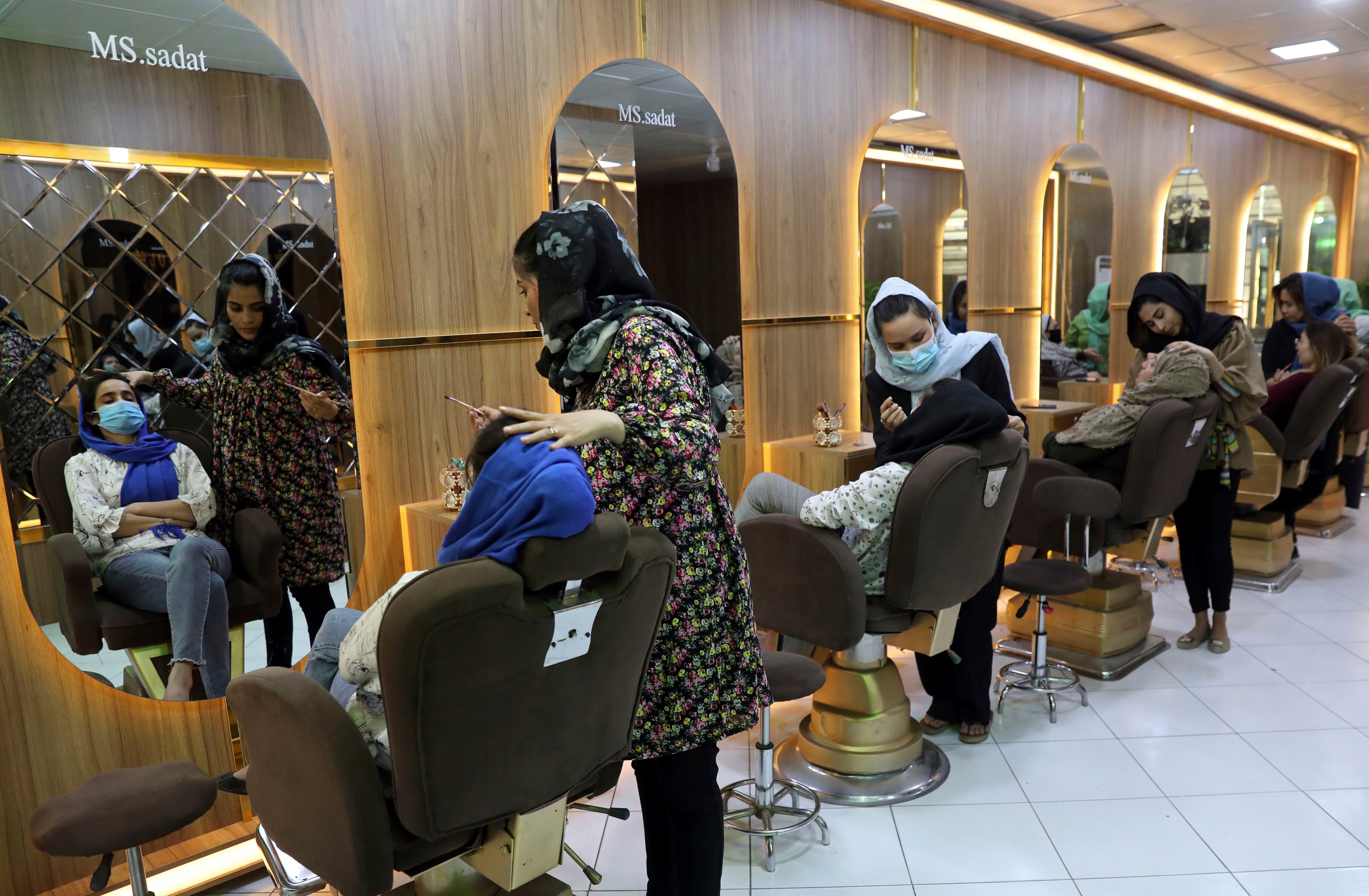 Varias empleadas maquillan a clientas en el salón de belleza Ms. Sadat, en Kabul (AP Foto/Rahmat Gul, archivo) 