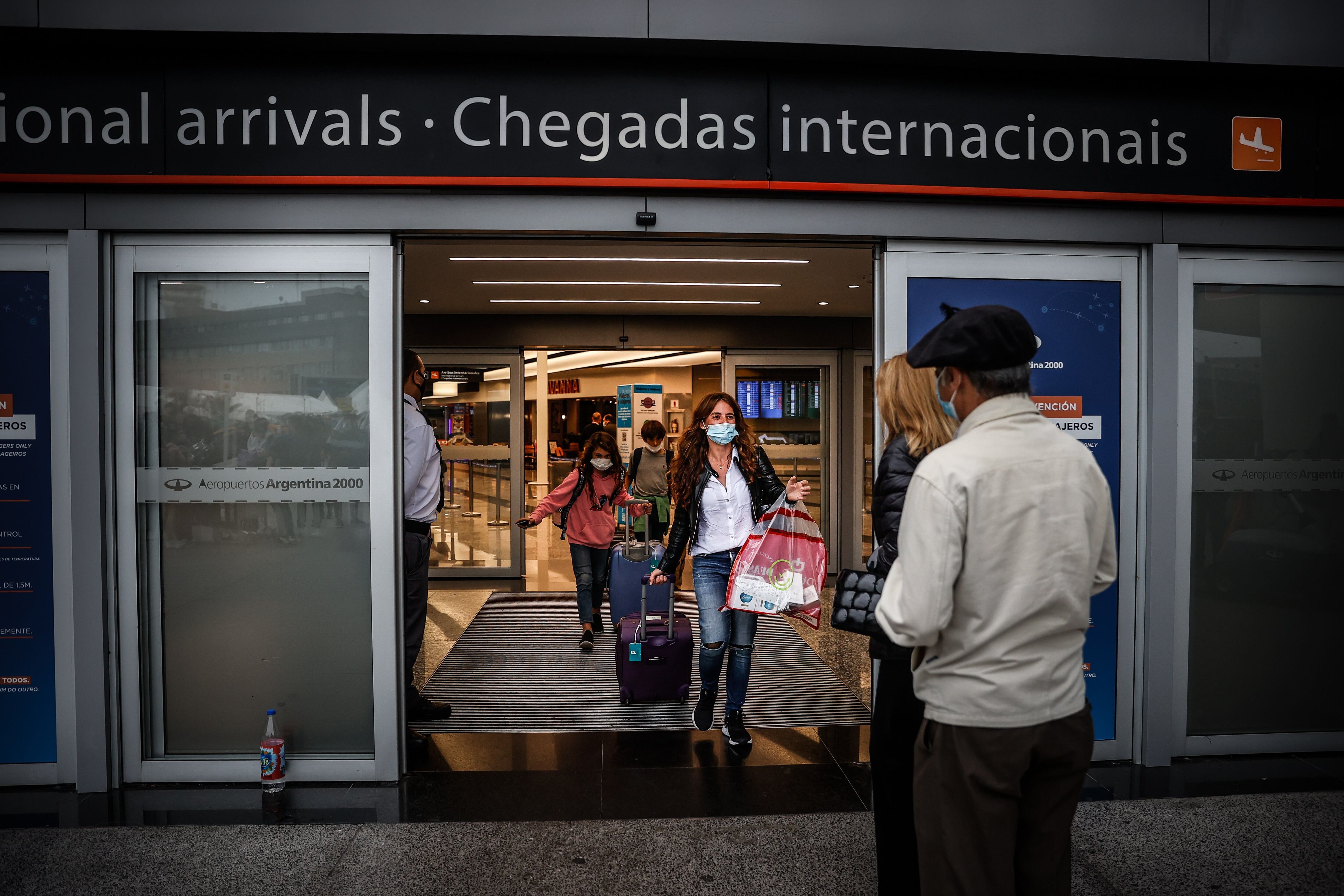 Pasajeros arriban al Aeropuerto Internacional de Ezeiza (EFE/Juan Ignacio Roncoroni)