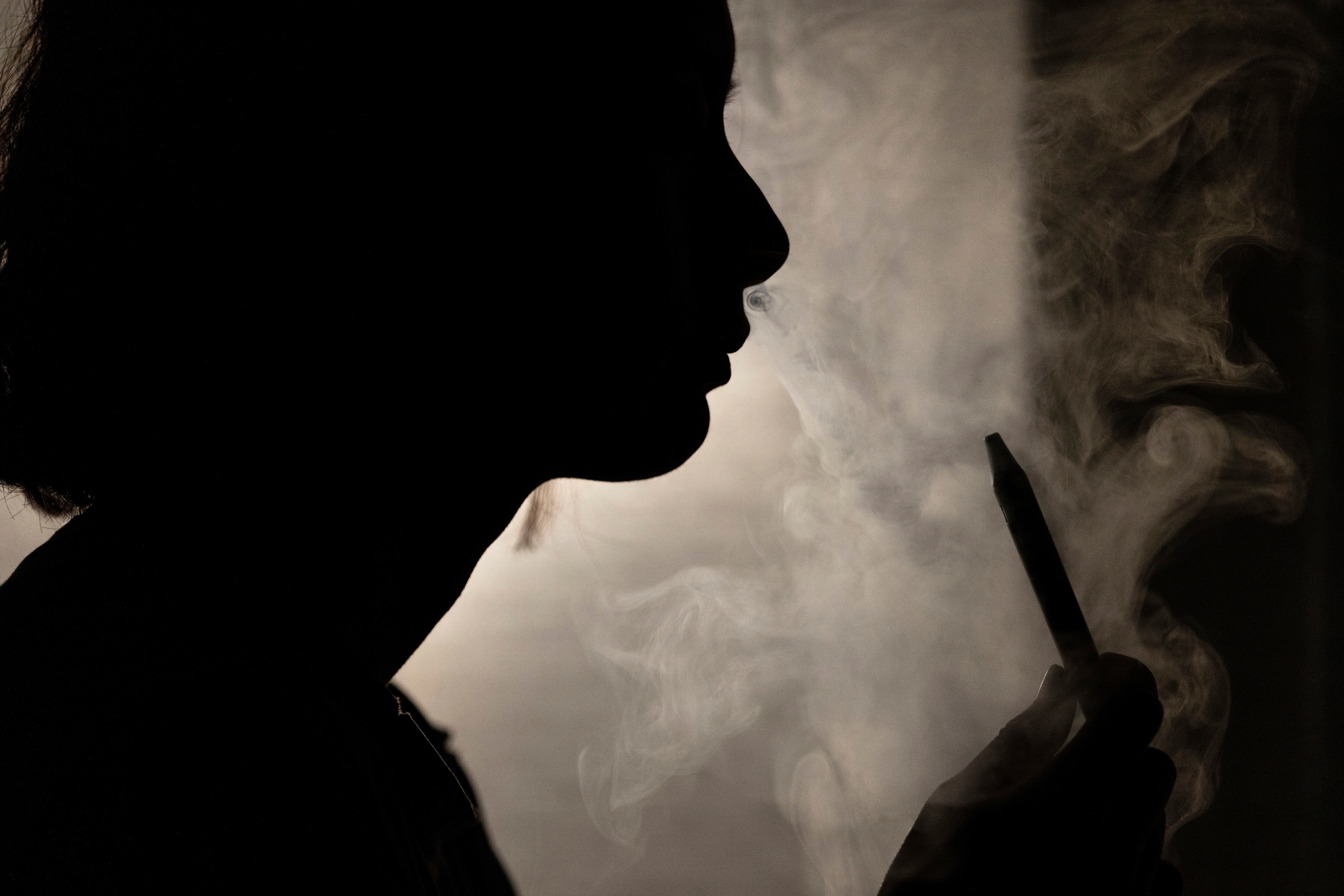 Una nueva investigación resalta los daños de los cigarrillos electrónicos, demostrando que el vapeo aumenta el riesgo de asma en adolescentes que nunca han fumado cigarrillos convencionales