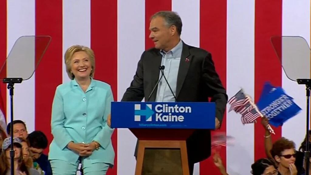 Hillary Clinton y Tim Kaine (@KIRO7Seattle)