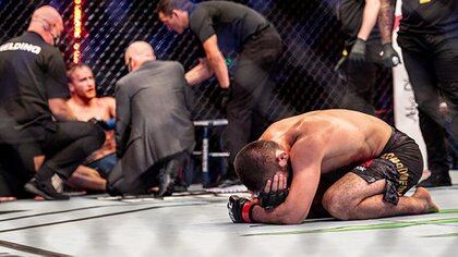Khabib Nurmagomedov lloró en el centro del octágono tras imponerse en el UFC 254
