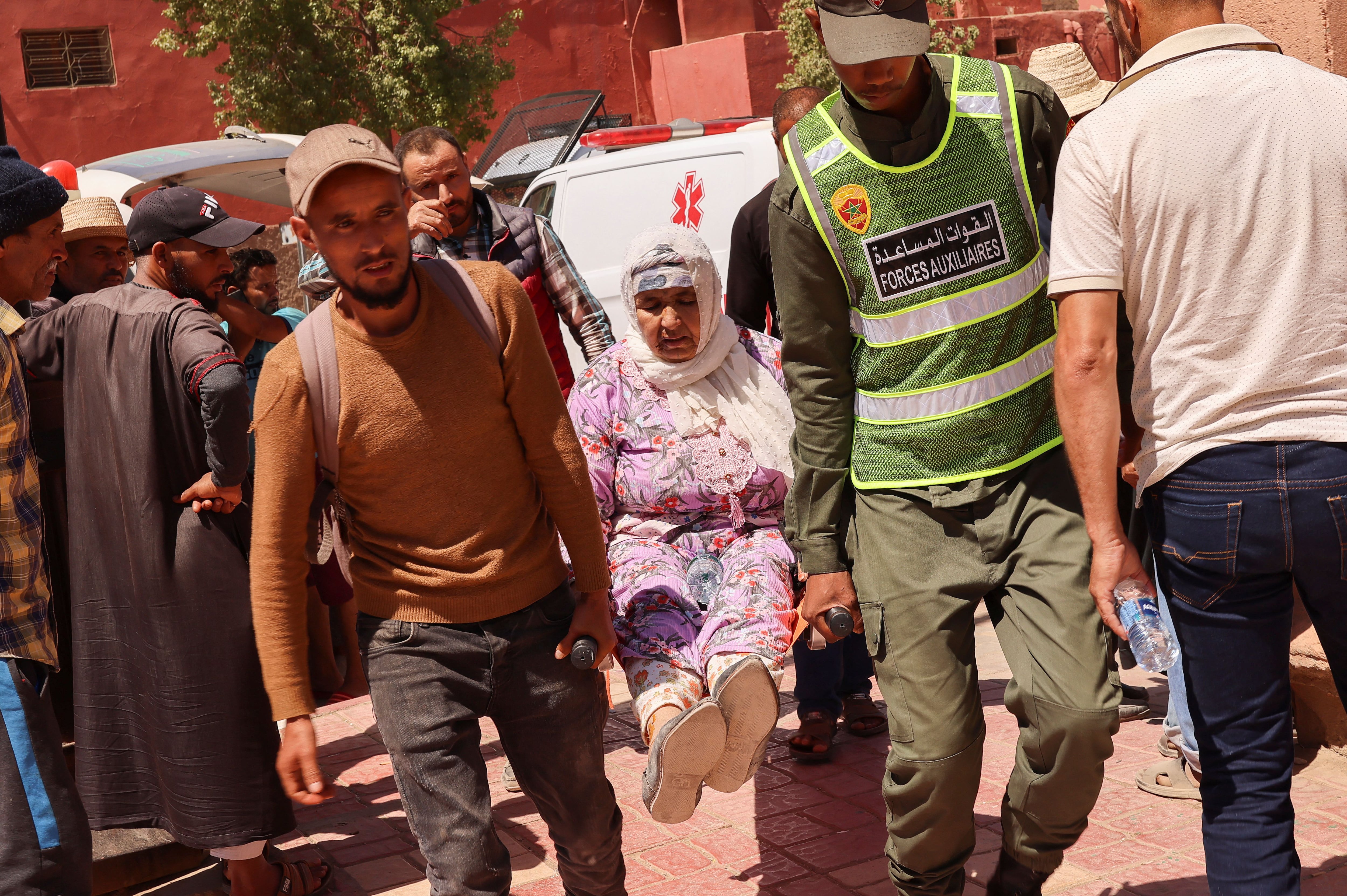 Una mujer que fue rescatada en Amizmiz, Marruecos, 10 de septiembre de 2023. REUTERS/Nacho Doce