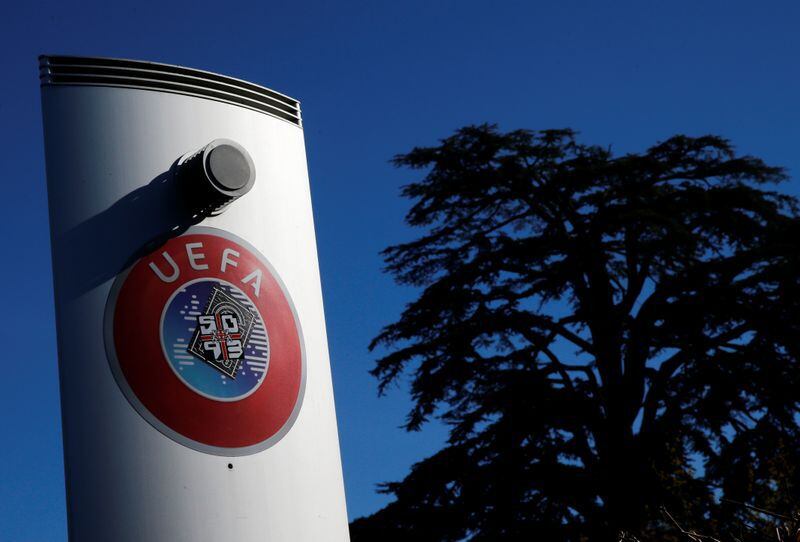 IMAGEN DE ARCHIVO. Un logo de la UEFA se ve en la sede del organismo en Nyon, Suiza, Febrero 28, 2020. REUTERS/Denis Balibouse
