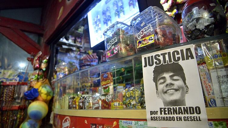 El reclamo por Fernando en un kiosko de Gesell (Gustavo Gavotti)