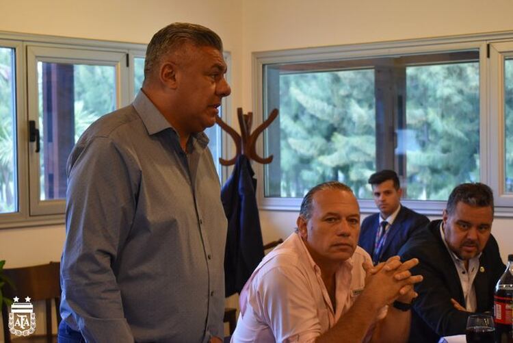 Chiqui Tapia toma la palabra; escuchan el ministro Berni y Marcelo Achile, titular de Defensores de Belgrano (@AFA)