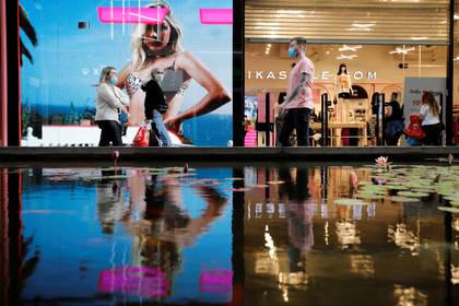 Los centros comerciales exigirán que se respete el distanciamiento social manteniendo una distancia de dos metros entre clientes (REUTERS/Amir Cohen)
