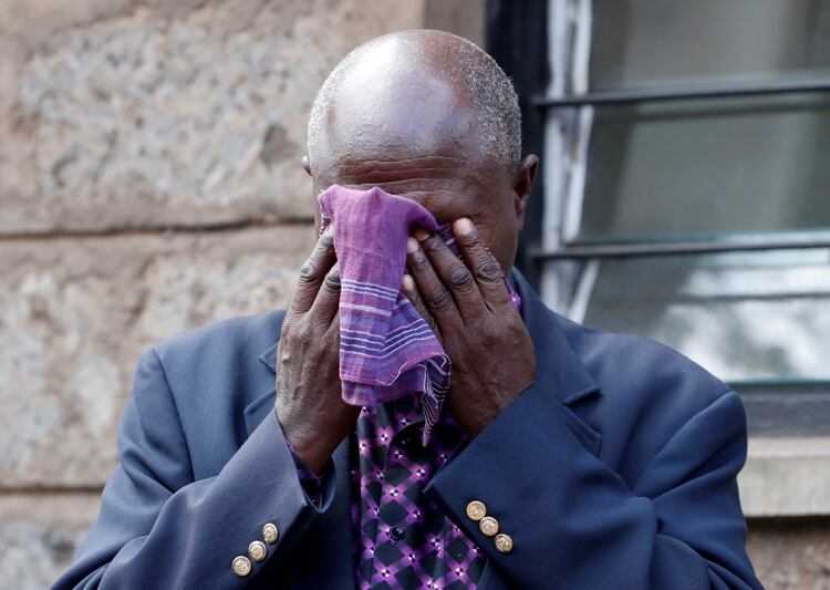 Un hombre reacciona en Kenia al enterarse de la muerte del ex mandatario 