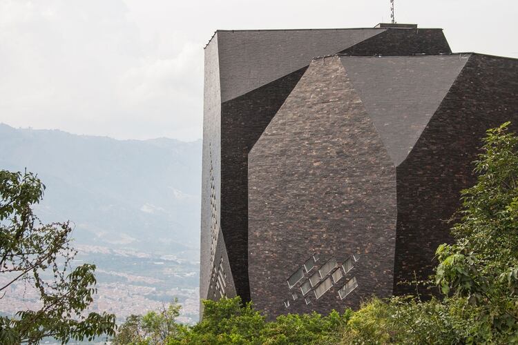 El Parque Biblioteca España está ubicado en el barrio de Santo Domingo Savio, en la comuna 1, al noroeste de Medellín. Fue diseñada por el arquitecto colombiano Giancarlo Mazzant (Shutterstock)