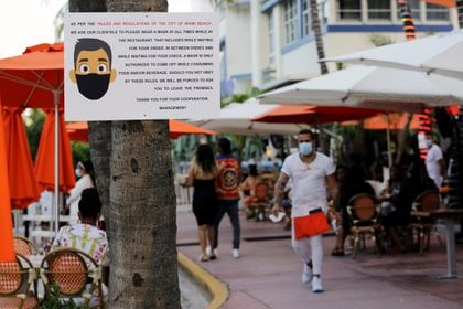 El restaurante informó a los clientes de las medidas cautelares que se tomarían (Foto: AP / Lynne Sladky)