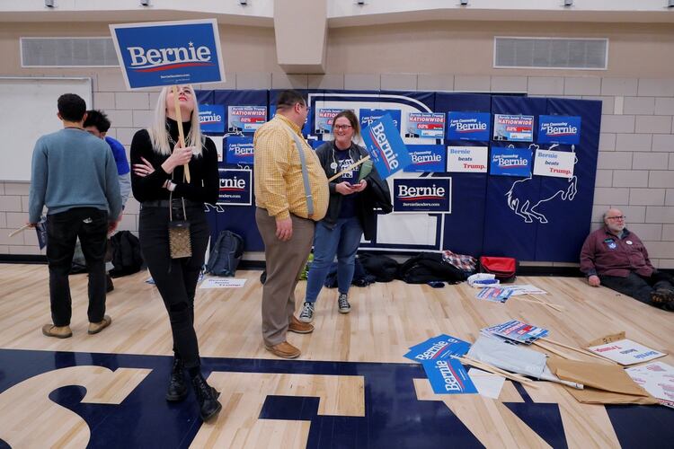 Simpatizantes del Partido Demócrata y de Bernie Sanders aguardan los resultados del caucus de Iowa (REUTERS/Brian Snyder/File Photo)