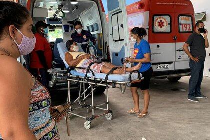 Una paciente utilizando un tanque de oxígeno llega en una ambulancia a un área destinada a personas con coronavirus en un hospital público , en la ciuad de Duque de Caixas, en Río de Janeiro, Brasil