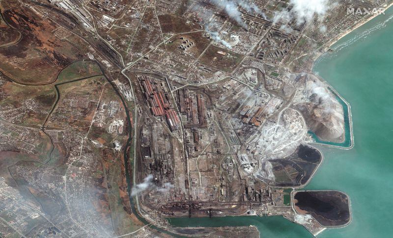 Imagen de satélite de la superficie de 11 km cuadrados que ocupa la fábrica de hierro y acero Azovstal en el puerto de Mariúpol. Allí, entre  altos hornos y tuberías se mantiene el último foco de resistencia ucraniana en Mariupol. REUTERS/Maxar Technologies