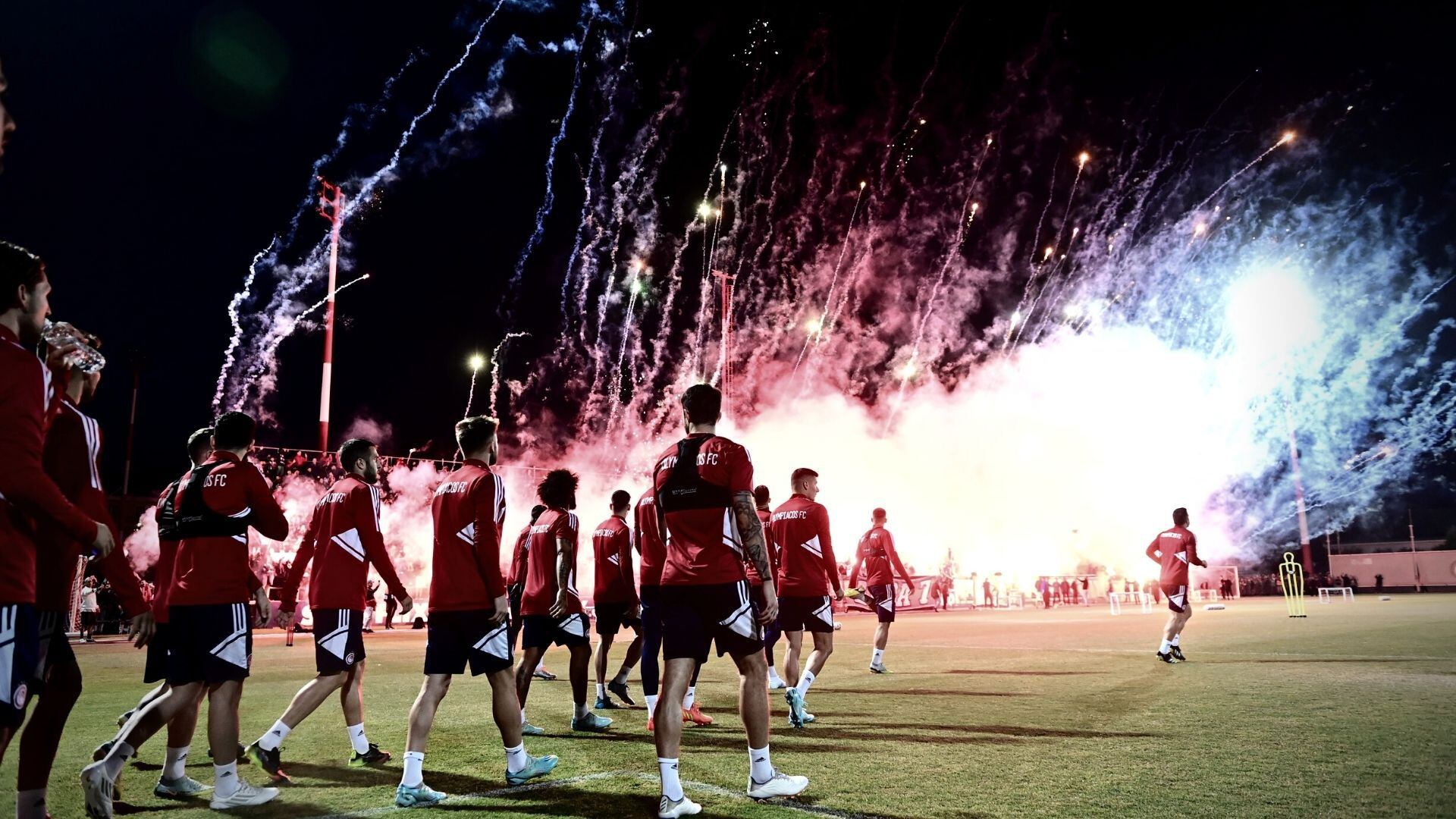 Los hinchas del Olympiacos sorprendieron a los jugadores antes del derbi. Foto: Olympiacos (Twitter)