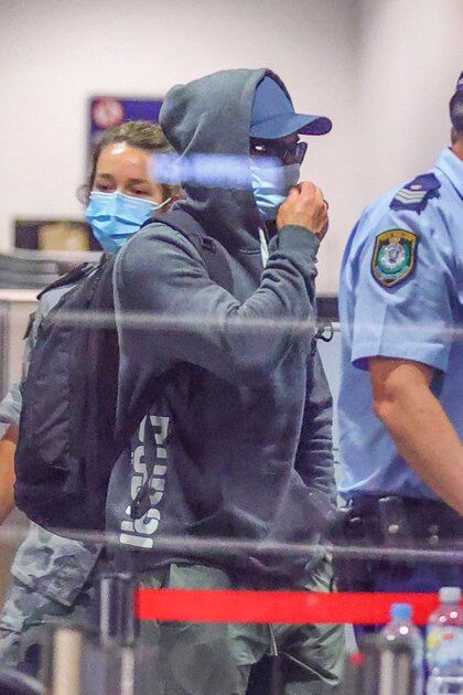 Quiso pasar inadvertido. Zac Efron llegó al aeropuerto de Sidney, Australia, y lució un buzo con campera, gorra, lentes de sol. También aprovechó el uso del tapabocas para que le tape aún más su rostro