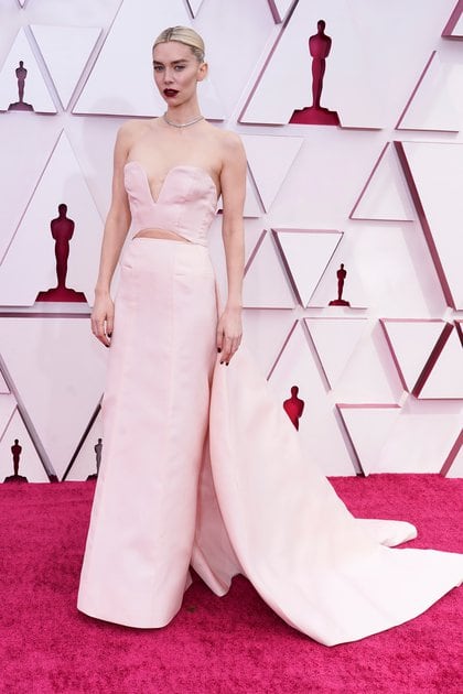 Vanessa Kirby. "Excelente vestido de diseño, amplia falda y escote, muy acentuado el maquillaje, boca muy roja, muy adecuado y acertado para su figura, para la red carpet y para la época del año", opinó la diseñadora Patricia Profumo