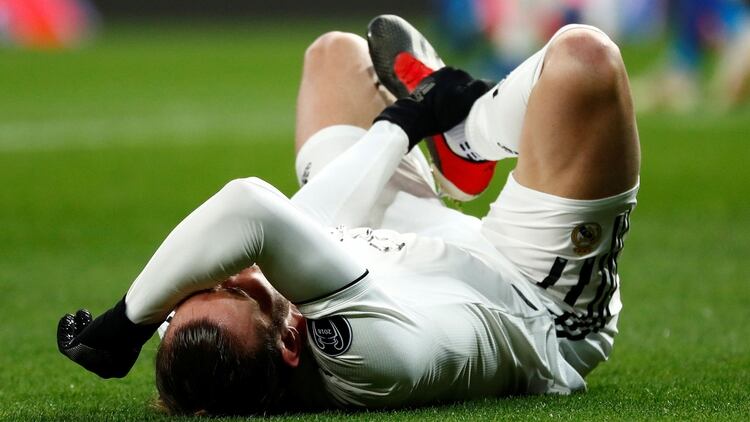 El galés siente el dolor en el tobillo derecho y queda tendido (REUTERS/Juan Medina)