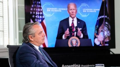 El presidente Alberto Fernández. De fondo, en la pantalla, su par de Estados Unidos, Joe Biden