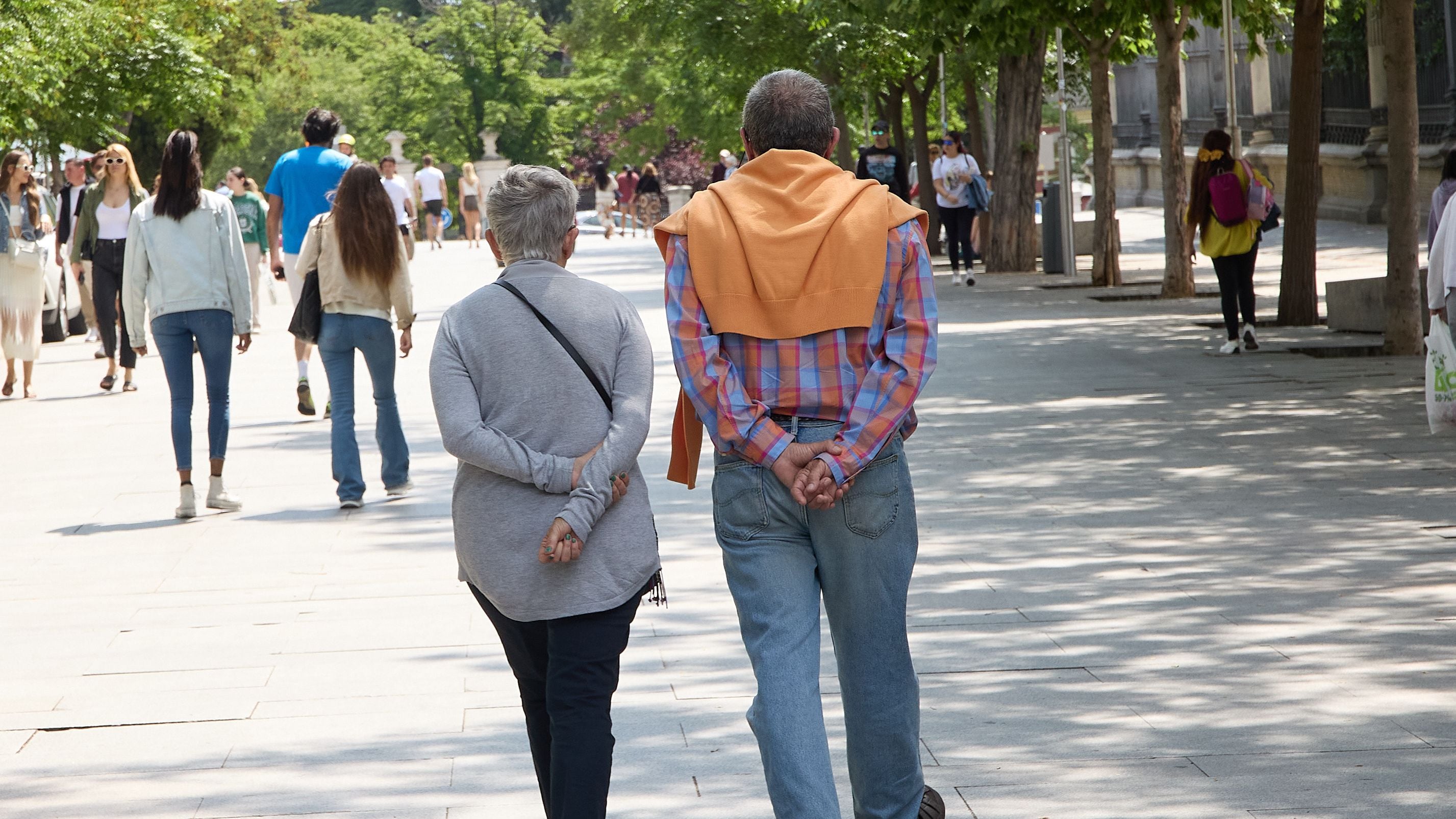 Una pareja caminando (Europa Press)