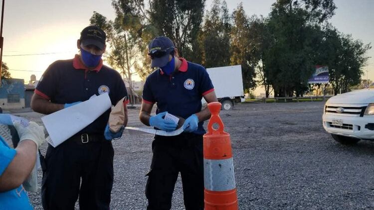 Antes de comenzar con el período de aislamiento, los bomberos cumplían tareas en los ingresos a la ciudad. Desde que se reglamentó el cordón sanitario, esas funciones quedaron a cargo de policías y defensa civil