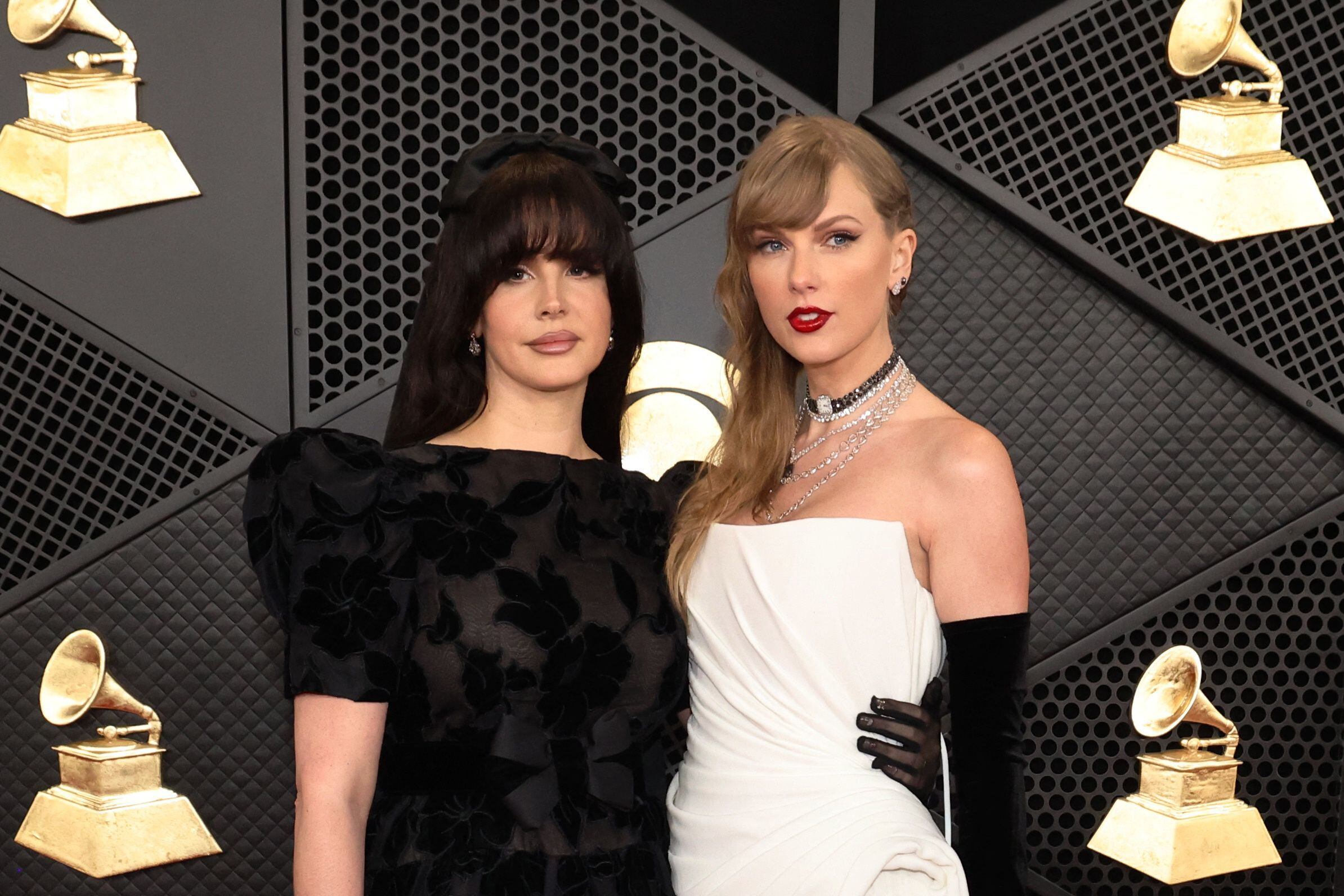 Contraste de negro y blanco entre las cantantes Lana del Rey y Taylor Swift / REUTERS