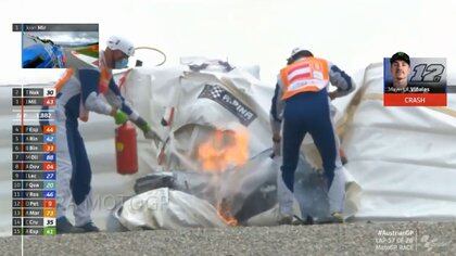 Su moto terminó prendida fuego entre los muros de contención 