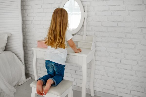 Se denomina pubertad precoz central a la aparición de alguno de los caracteres sexuales secundarios antes de la edad normal (Shutterstock)