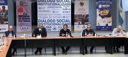 Los dirigentes de la CGT Andrés Rodríguez, Héctor Daer, Gerardo Martínez, Carlos Acuña y José Luis Lingeri