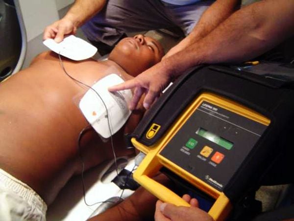 El uso de desfibriladores es clave en la atención médica ante un paro cardíaco (NIH)