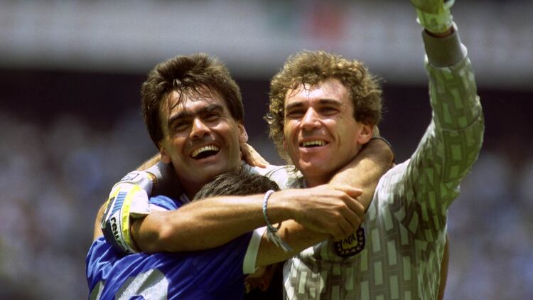 José Luis Brown celebra con Nery Pumpido la victoria ante Inglaterra en el Mundial de México 1986 (Sporting Pictures / Tony Marshall)