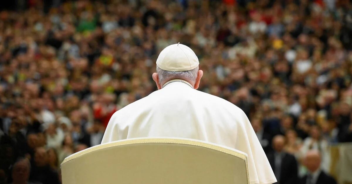 Francisco’s papacy, in photos: the white smoke, his travels and the farewell to Benedict XVI