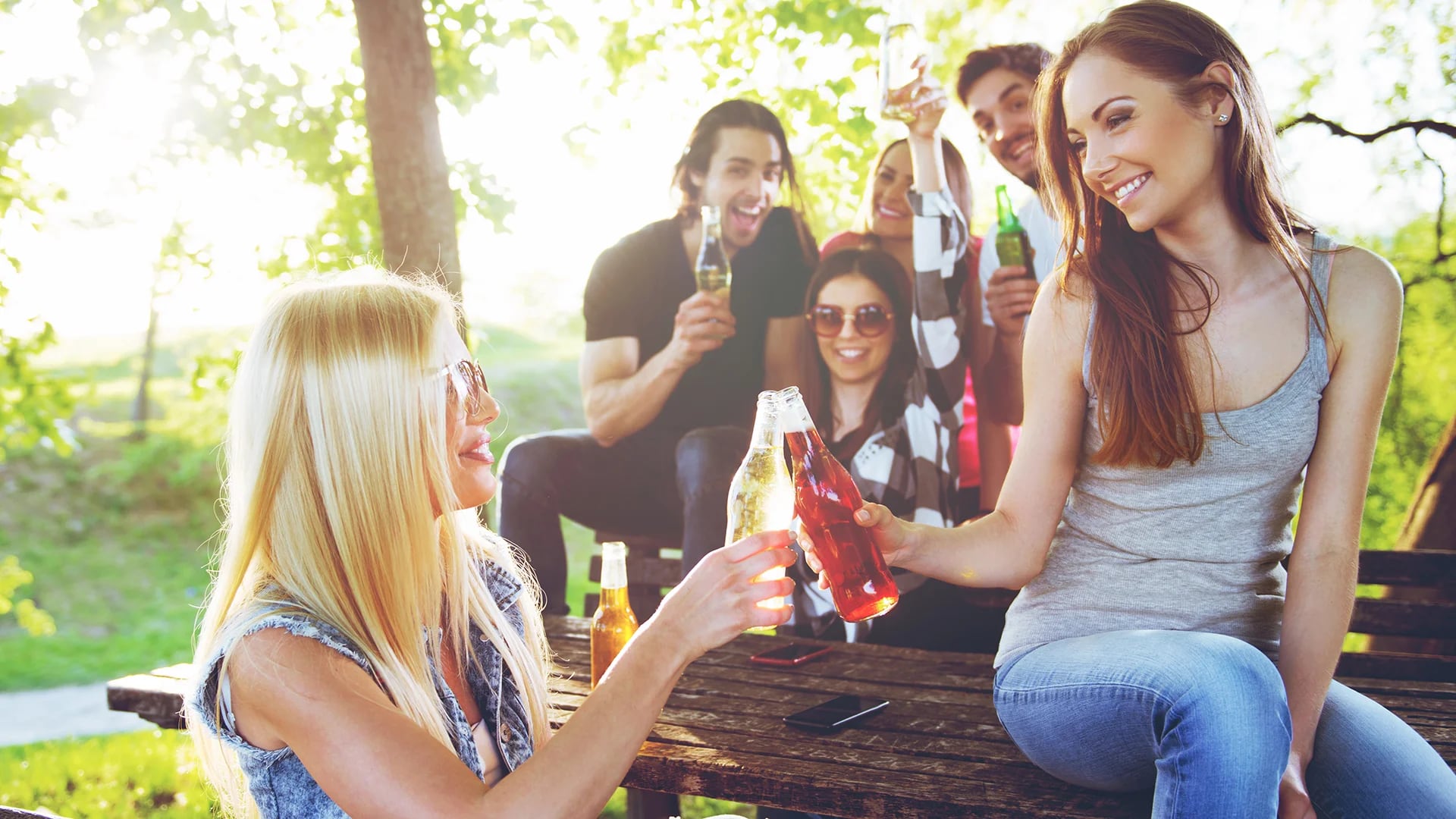 Los riesgos de las bebidas energizantes deberían equipararse a los del tabaco o a los del alcohol (Shutterstock)