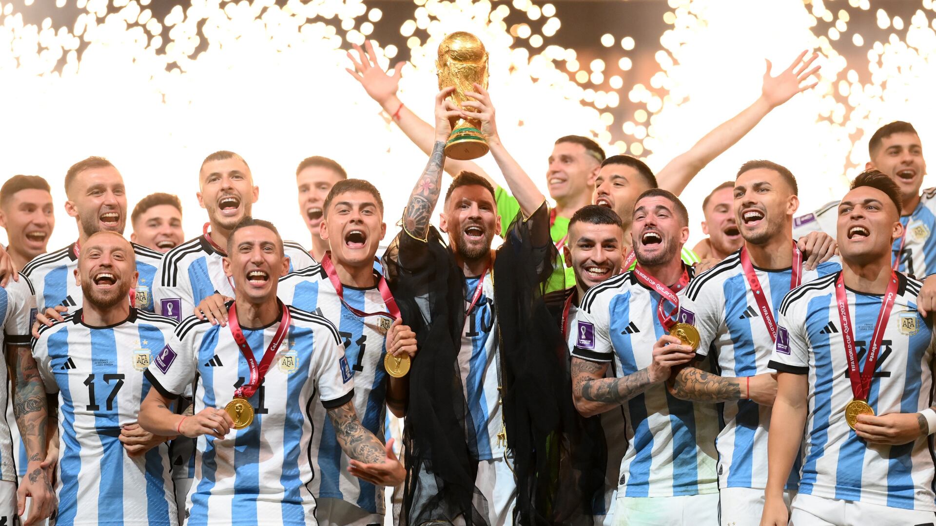 Lionel Messi levantó el trofeo de la Copa del Mundo.