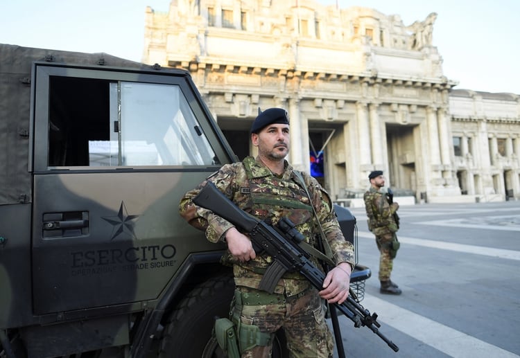 Soldados del ejército italiano patrullan las calles después de haber sido desplegados en la región de Lombardía para hacer cumplir el bloqueo contra la propagación de la enfermedad coronavirus (COVID-19) en Milán, Italia, el 21 de marzo de 2020. REUTERS/Daniele Mascolo