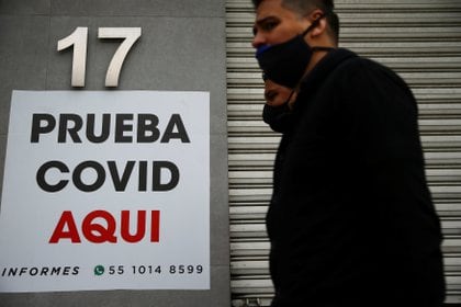 Las autoridades llaman a la población a mantener medidas sanitarias independientemente del color del semáforo que tenga la entidad que habita (Foto: REUTERS / Edgard Garrido)