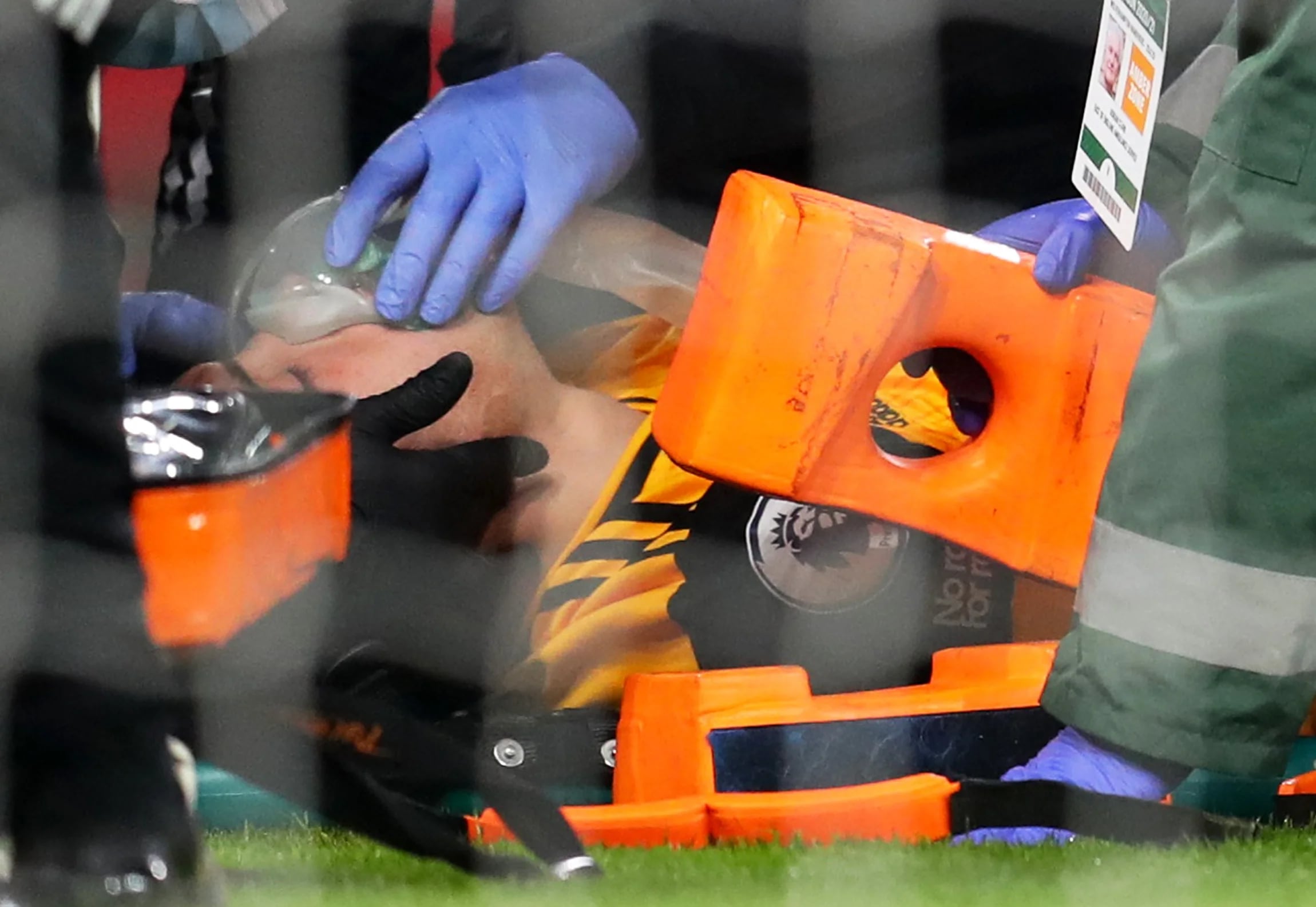 Raúl tuvo que salir con oxígeno, mientras David Luiz regresaba a la acción con una venda en la cabeza (Foto: Catherine Ivill/ Reuters)