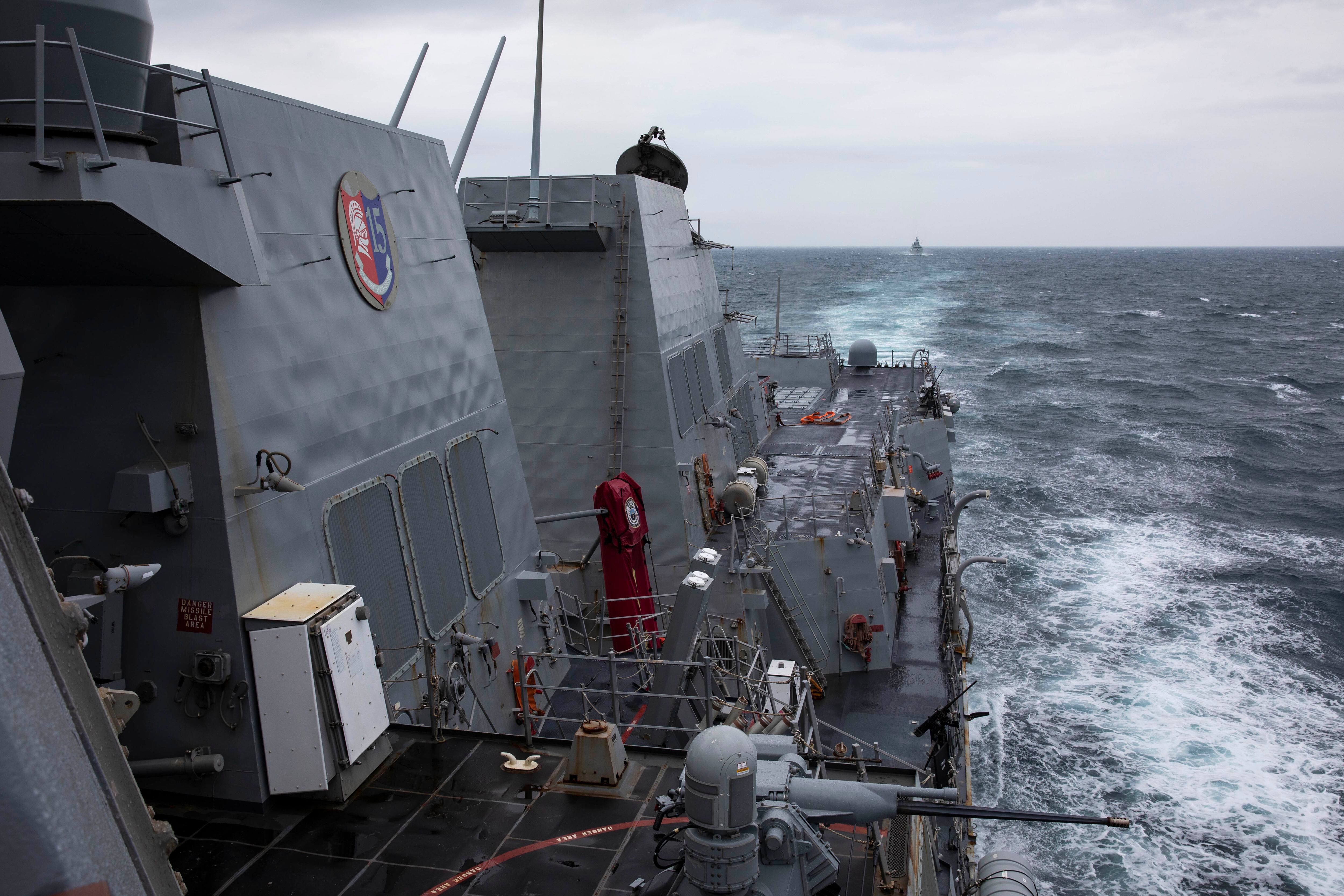 El destructor USS Ralph Johnson (DDG 114), de clase Arleigh Burke, realiza una misión rutinaria por el estrecho de Taiwán, el 9 de septiembre de 2023. (Jamaal Liddell/Armada de Estados Unidos vía AP)