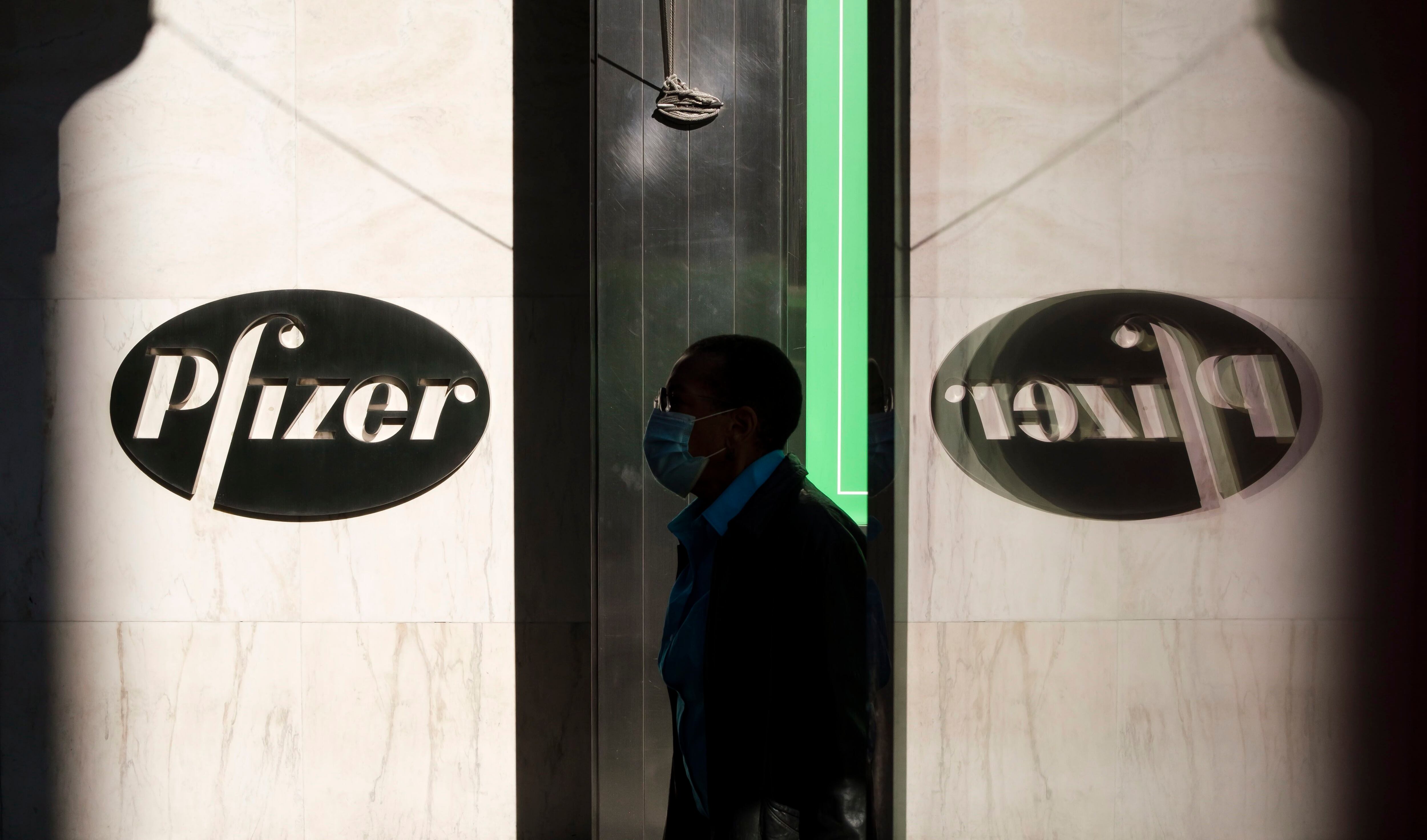 Un hombre pasa delante de la sede de la compañia Pfizer en New York  (Foto: EFE/EPA/JUSTIN LANE)
