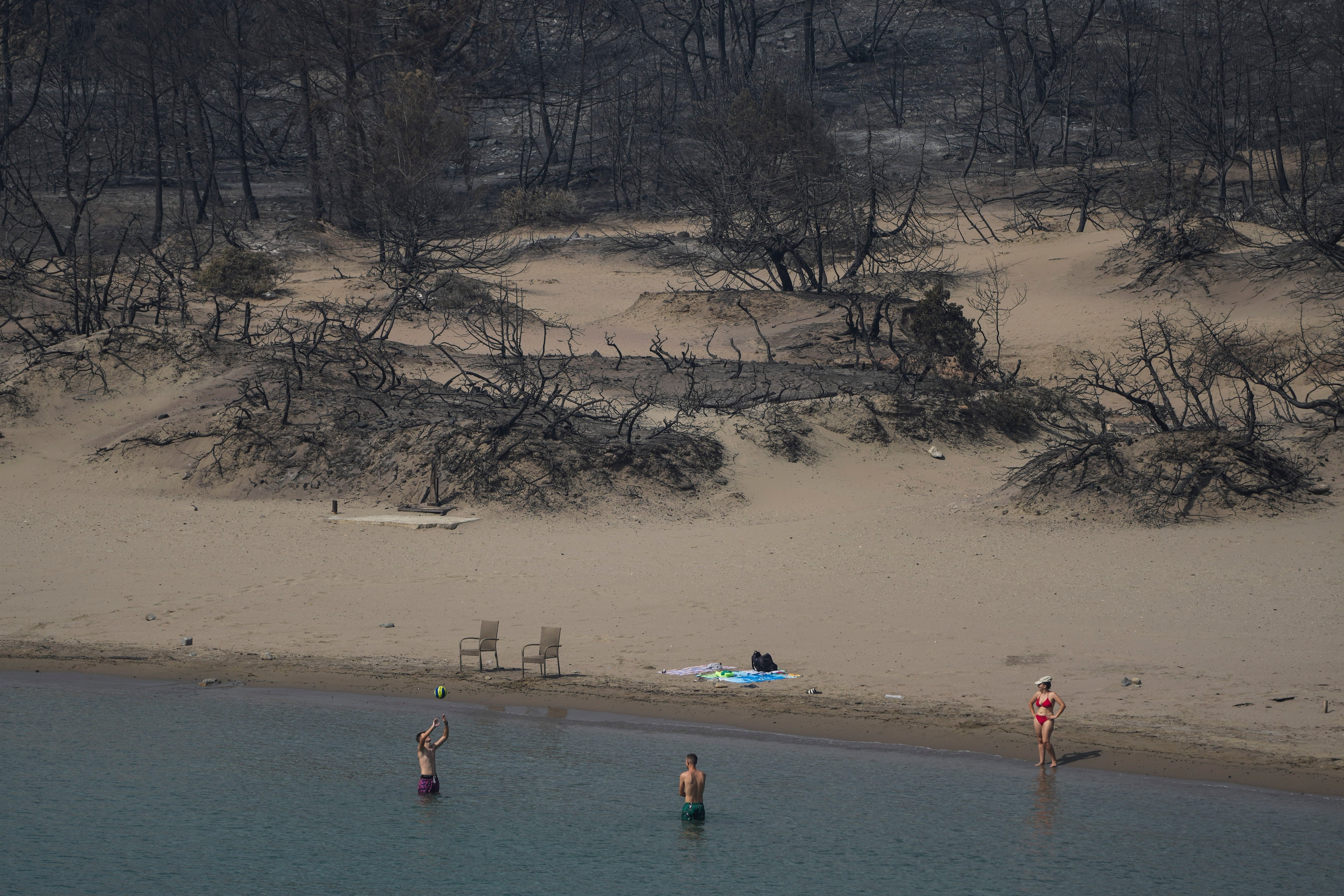 Hace un mes, un devastador incendio forestal arrasó la isla de Rodas, en el sureste de Grecia. (AP Foto/Petros Giannakouris)
