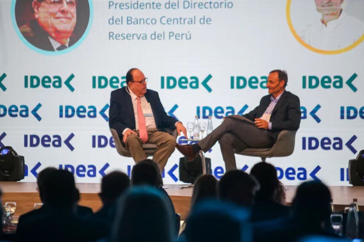 Julio Velarde sentado junto a Fabián Kon, en entrevista en Coloquio IDEA