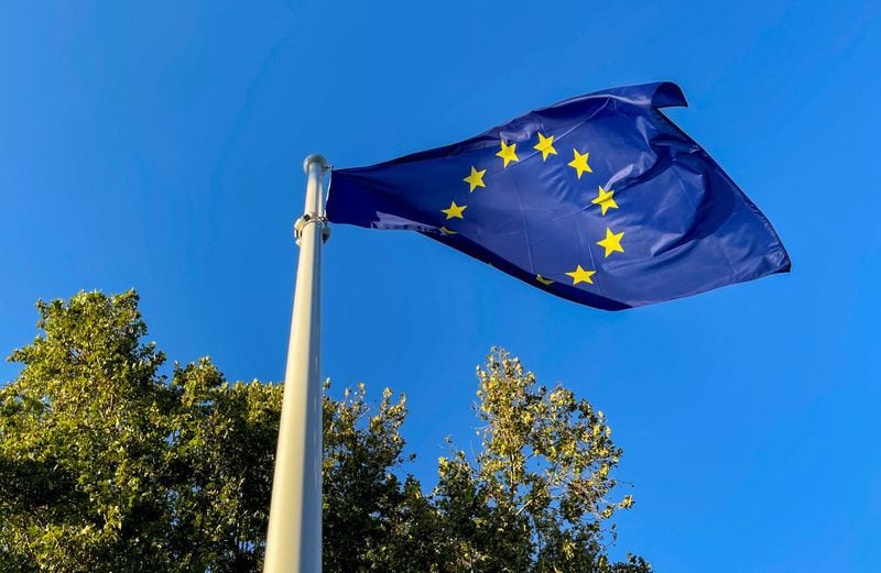 Imagen de archivo referencial de la bandera de la Unión Europea, comunidad política que exigirá el permiso Etias a los colombianos - crédito REUTERS