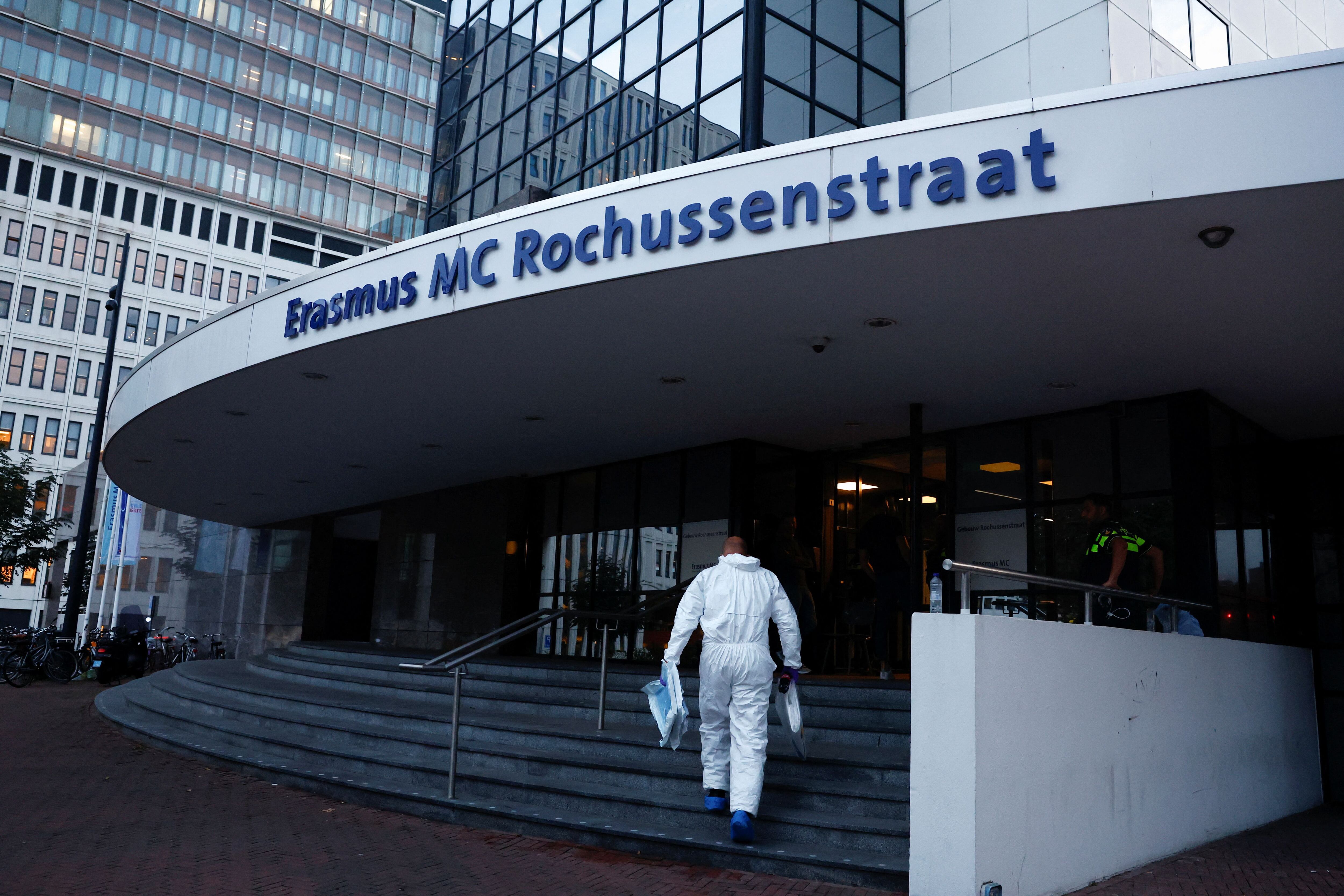 Un técnico forense camina cerca de la entrada del centro médico (REUTERS/Piroschka van de Wouw)