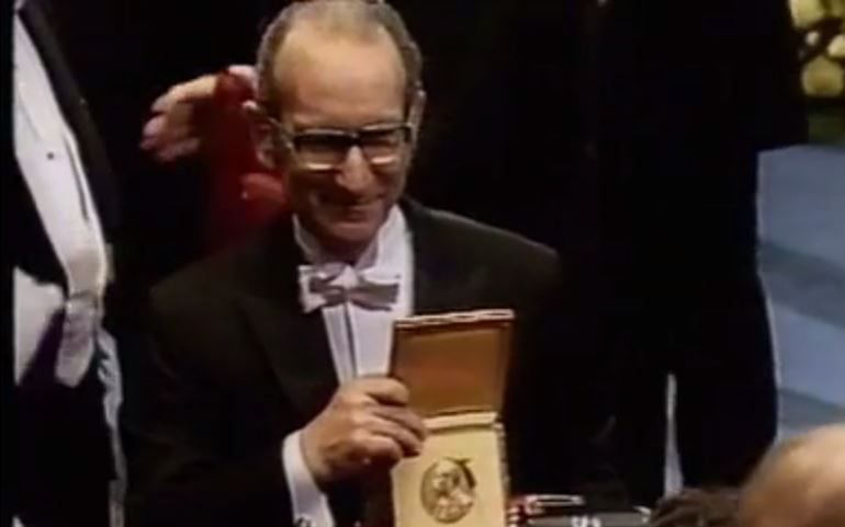 César Milstein y el Premio Nobel que recibió en 1984 por sus investigaciones sobre los anticuerpos monoclonales (captura del documental de Ana Fraile y Lucas Scavino)