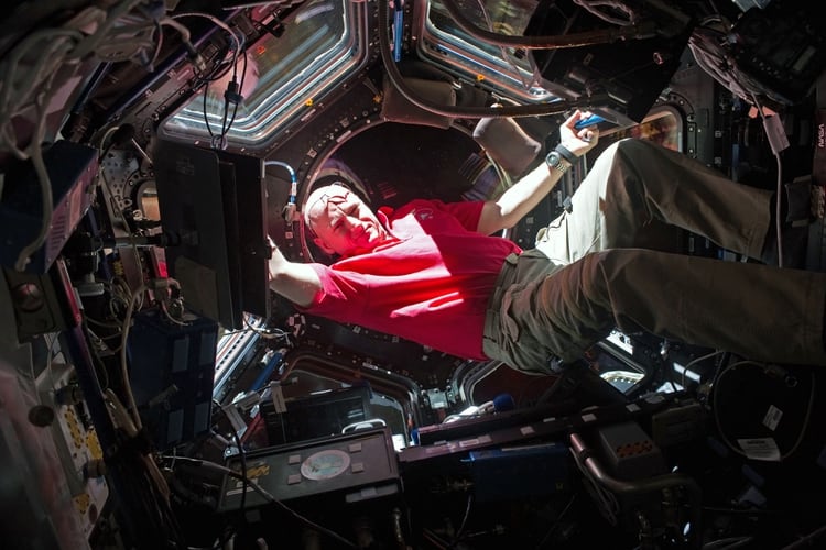 Kelly en la cúpula de la Estación Espacial. Su hermano Mark se quedó en Tierra para que la NASA pudiera estudiar físicamente los cambios en el espacio en personas con ADN idéntico (JSC/NASA)