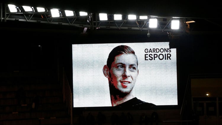 Uno de los homenajes que le realizaron al futbolista (Reuters)