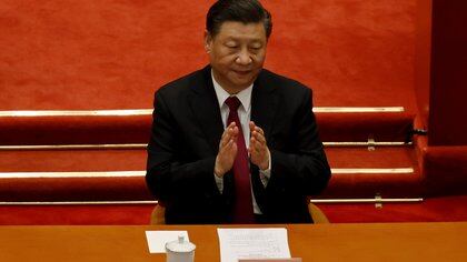 FILE PHOTO: Chinese President Xi Jinping applauds at the closing session of the Chinese People's Political Consultative Conference (CPPCC) at the Great Hall of the People in Beijing, China March 10, 2021. REUTERS/Carlos Garcia Rawlins/File Photo