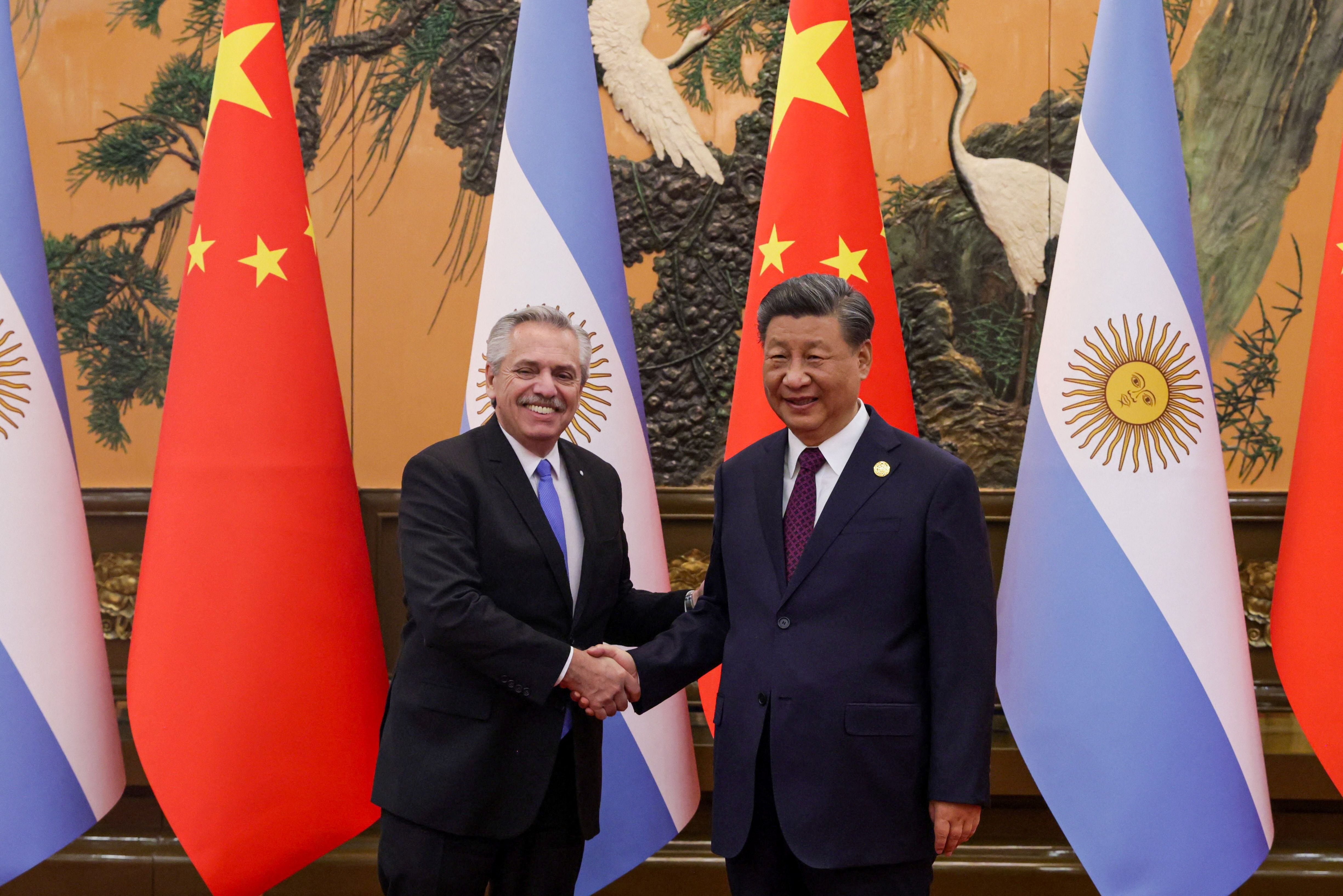 El presidente de Argentina, Alberto Fernández, estrecha la mano del presidente chino, Xi Jinping, durante una reunión en el Foro de la Franja y la Ruta en Pekín, China, 18 de octubre de 2023