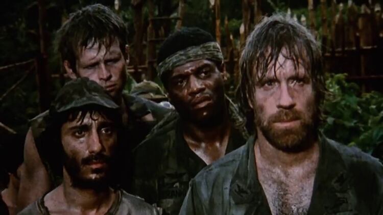 Chuck Norris, Cosie Costa, Joe Michael Terry, y John Wesley in “Missing in Action 2: The Beginning” (1985)